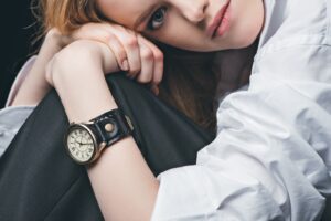 Vrouw met vintage horloges