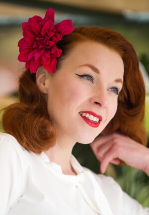 Bloemenhaarclip en broche in rood