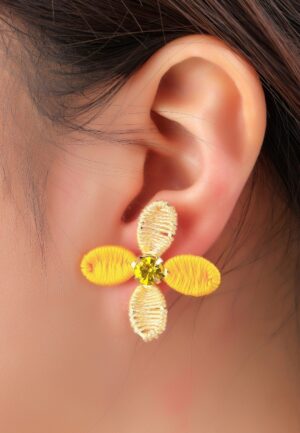 Petal Spark stud oorbellen in geel