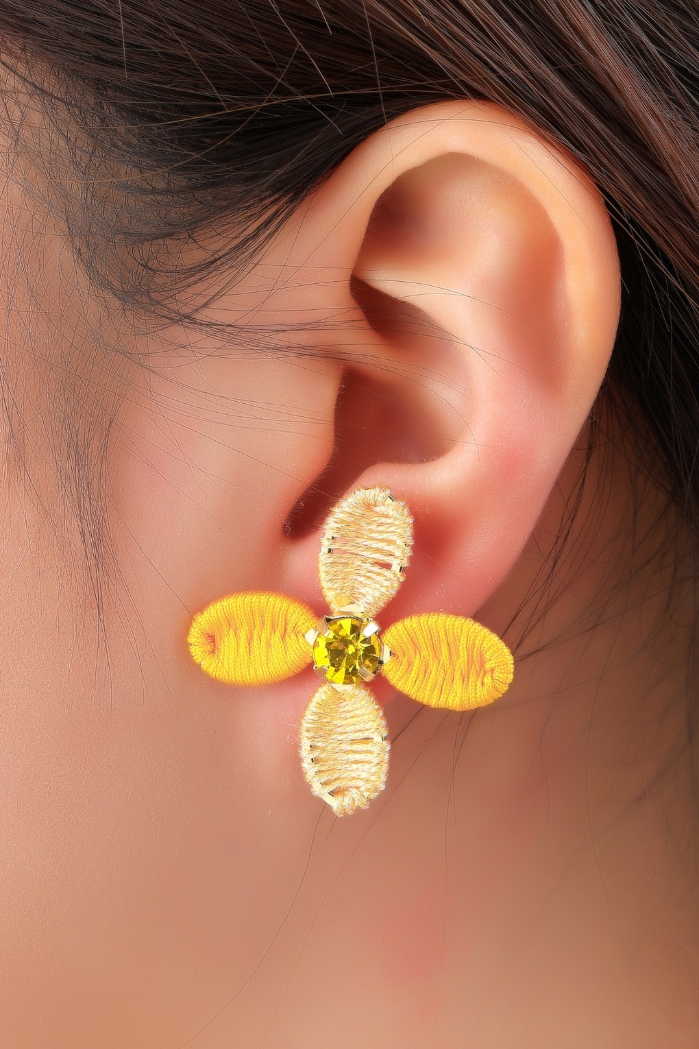 Petal Spark stud oorbellen in geel