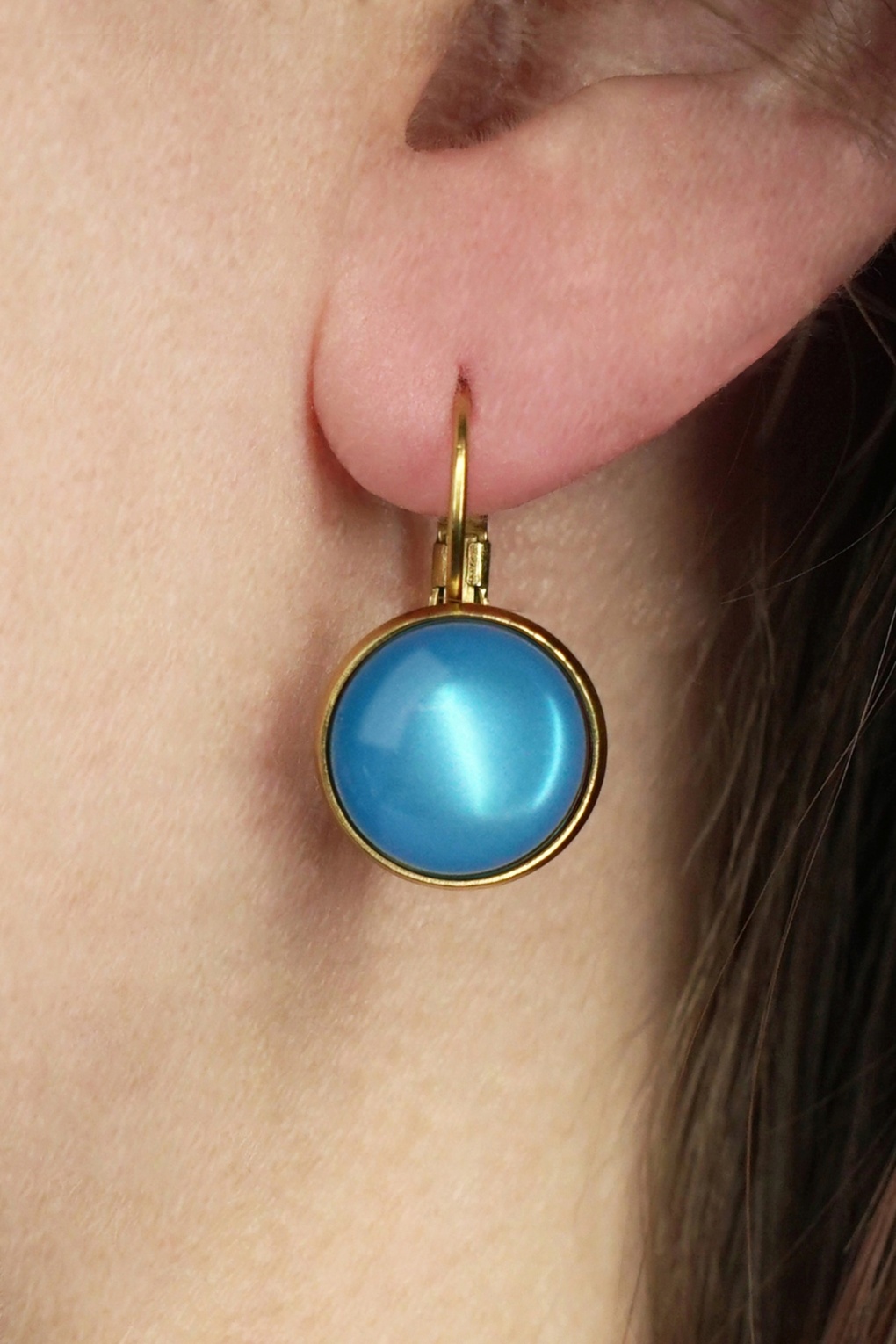 Vergulde dot oorbellen in blauw