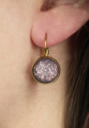Vergulde dot oorbellen in glitter mauve