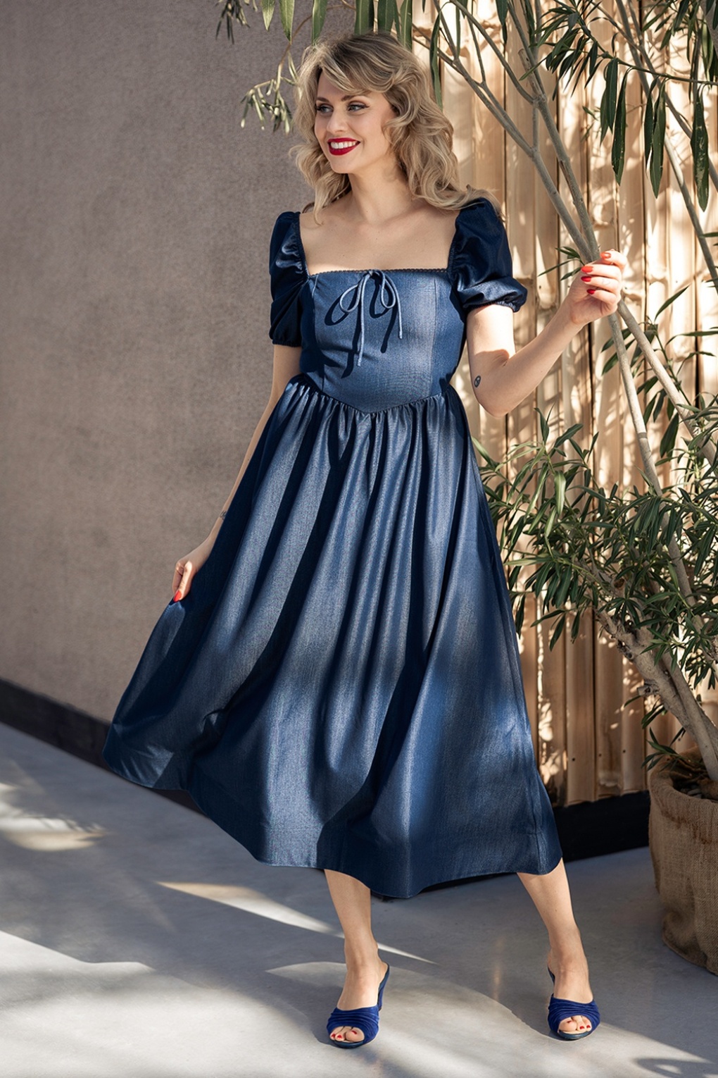 Bluebell Meadow midi jurk in indigo blauw