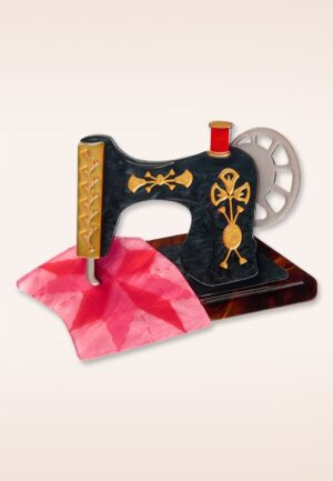 Singer of Seams broche