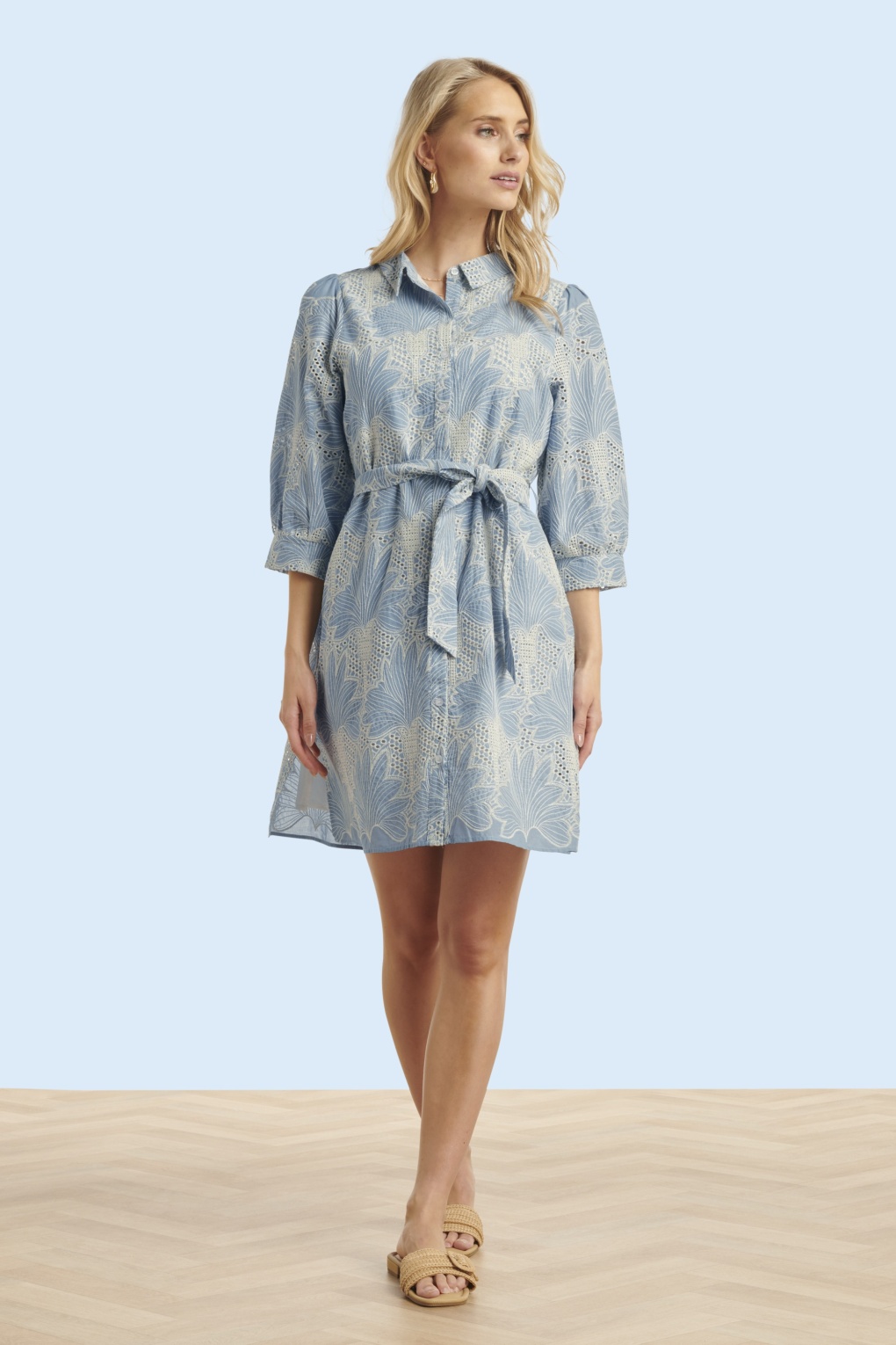 Lina broderie anglaise jurk in lichtblauw en gebroken wit