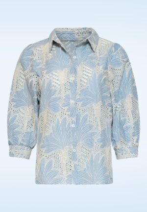 Lina broderie anglaise blouse in lichtblauw en gebroken wit