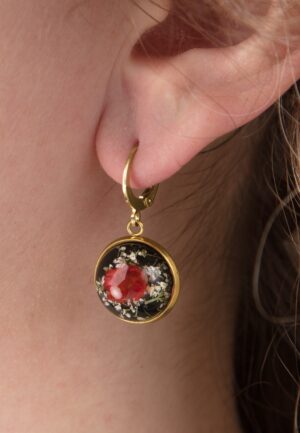 Vergulde oorbellen met gedroogde bloemen in rood