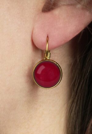 Vergulde dot oorbellen in cherry