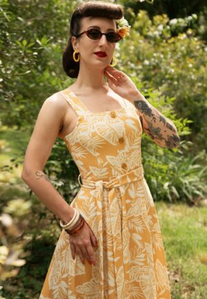 Topvintage exclusive ~ Kiana Tropical swing jurk in mosterdgeel
